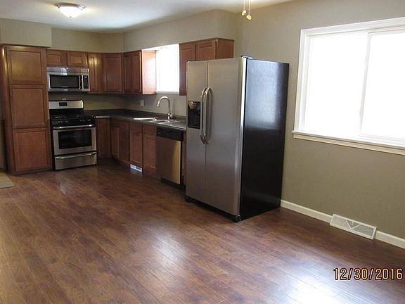 Eat in area with a nice big window to let the light and fresh air  in while enjoying dinner with a view of the park like back yard.