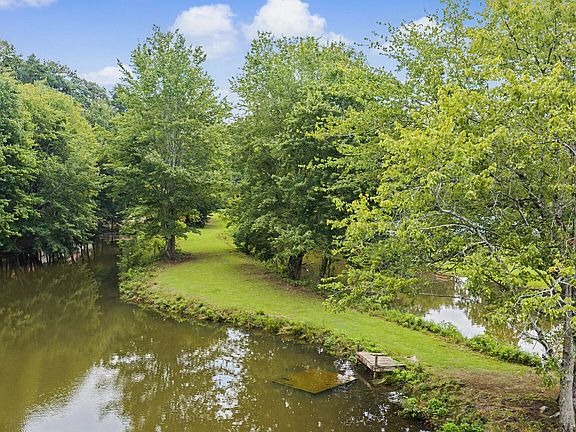 3rd image of 85 Woodstream Dr