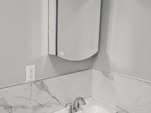 Main Full Bathroom Newly renovated.