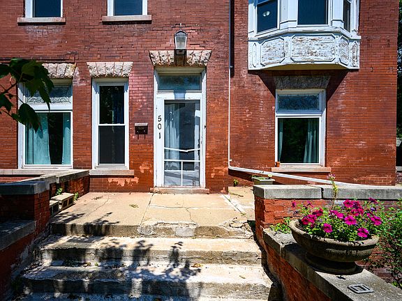 3rd image of 501 W Armstrong Ave