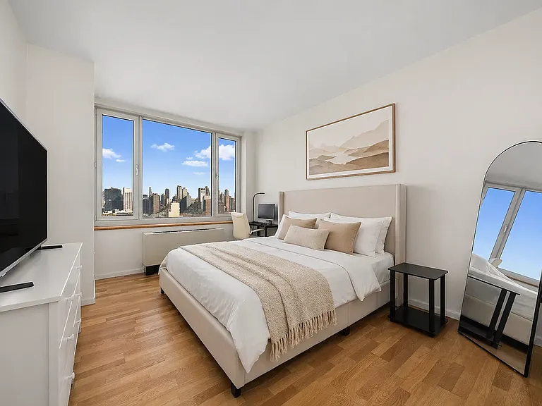 635 W 42nd St #24B — Photo 4