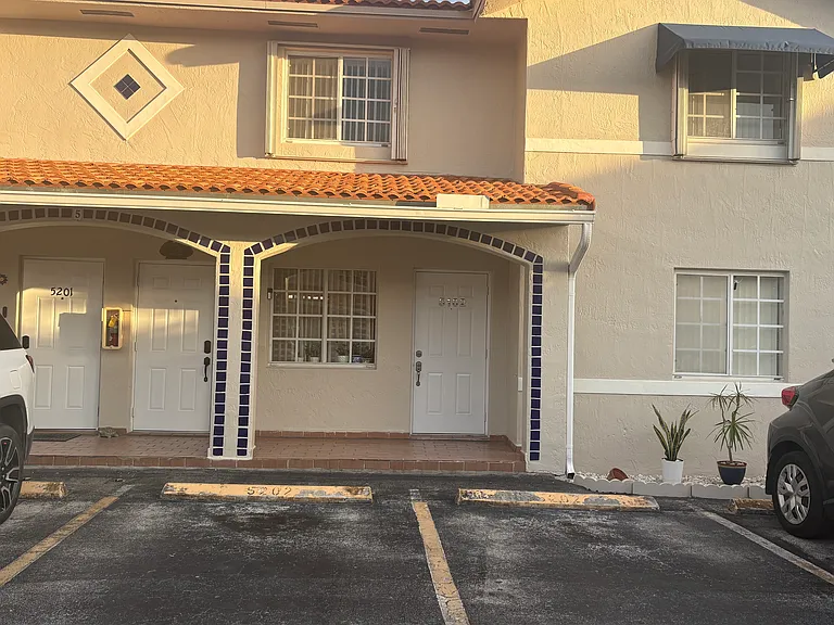 10101 W Okeechobee Rd #5202 — Photo 2
