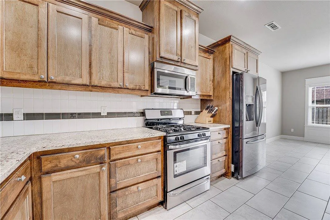 4 bed, 2410 sqft, $2,650 — Photo 2