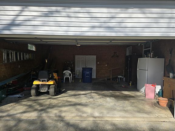 5th image of 831 N Beech St