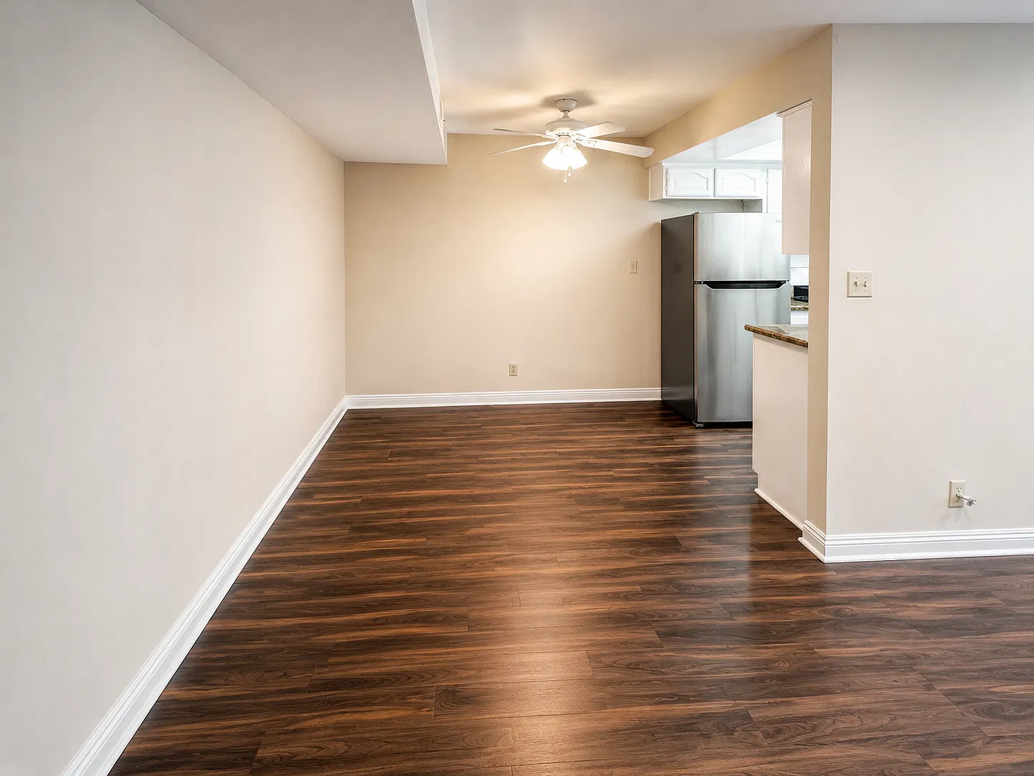 515 E Elmwood Ave — Photo 4