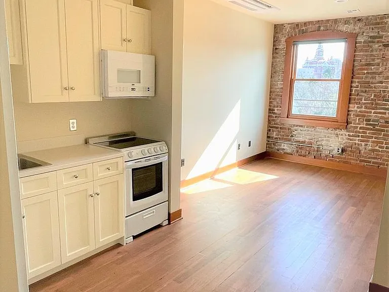 704 W Holly St — Photo 10
