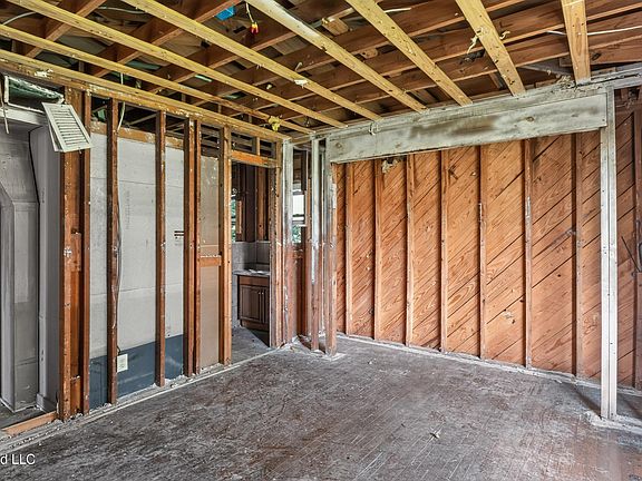 5th image of 5572 Pine Lane Dr