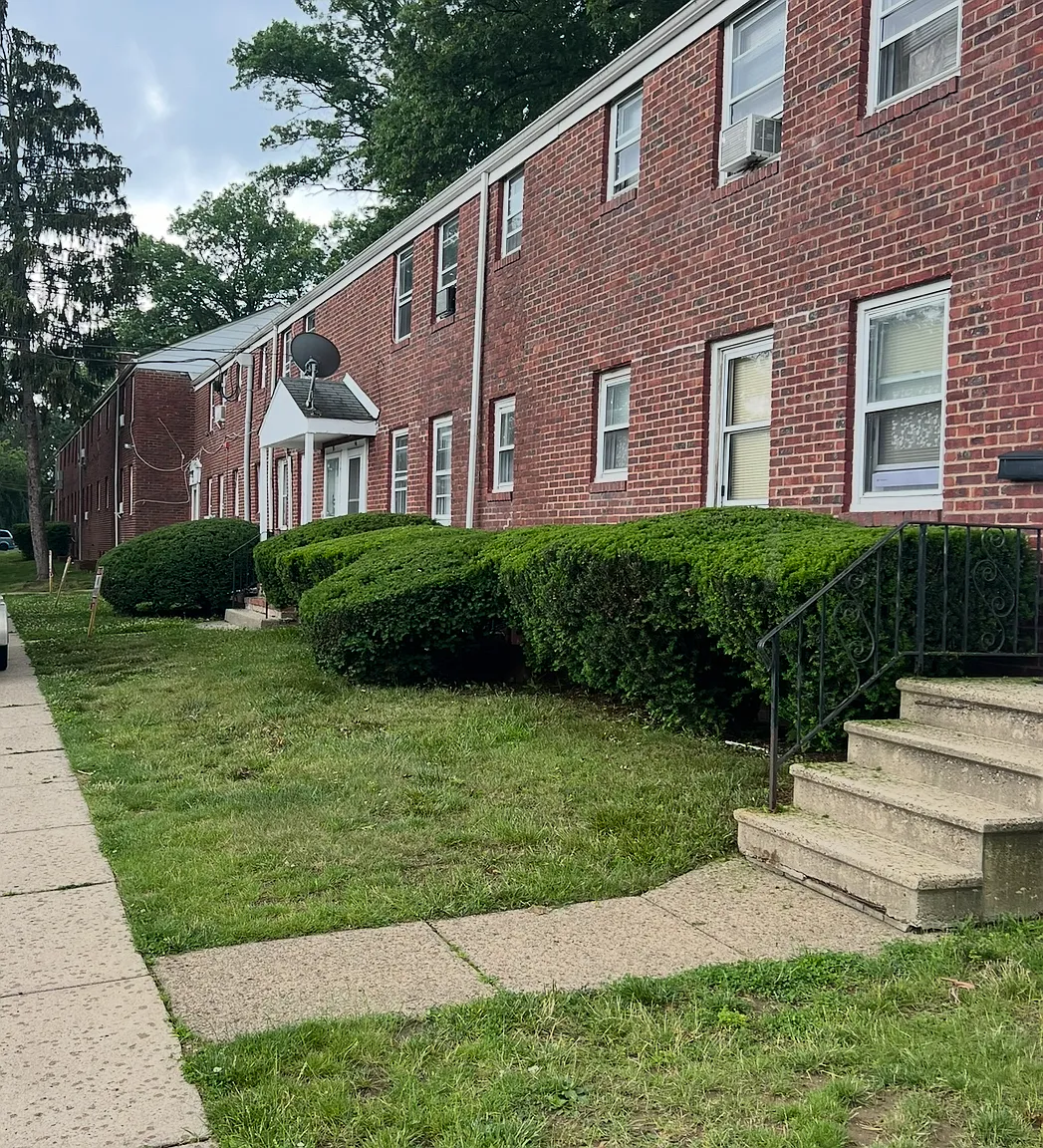 Parkway Gardens Apartments — Photo 1
