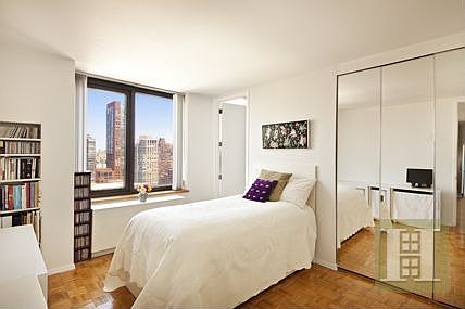 4th image of 161 W 61st St APT 26E
