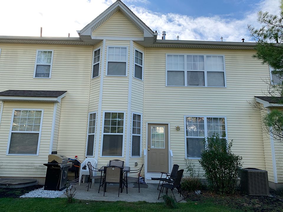 1st image of 18 Woodside Knolls Dr
