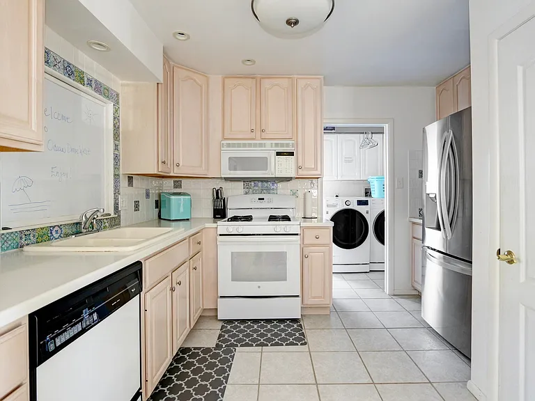 29 Ocean Dr W — Photo 12