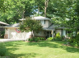 1075 Oakview Dr, Highland Heights, OH