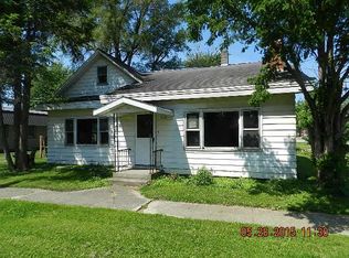302 S Franklin St, Mentone, IN 46539