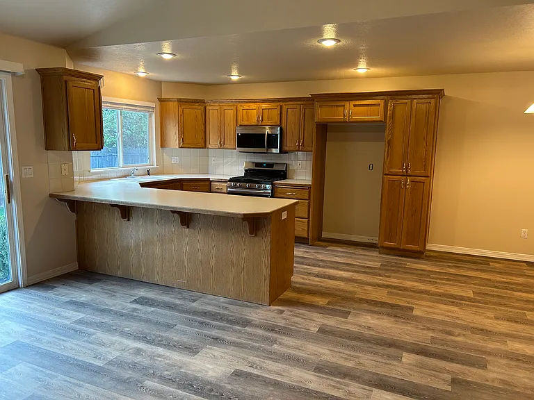 1811 N Prestwick Way — Photo 3