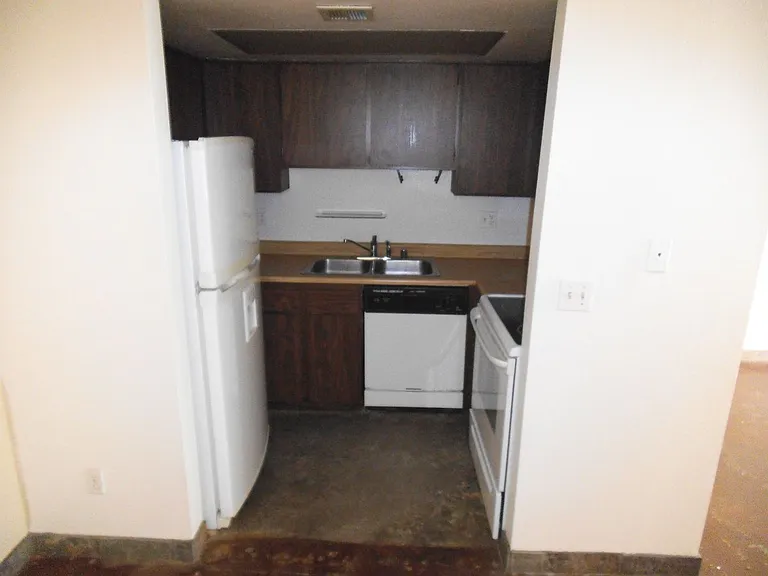 700 W University Dr — Photo 6