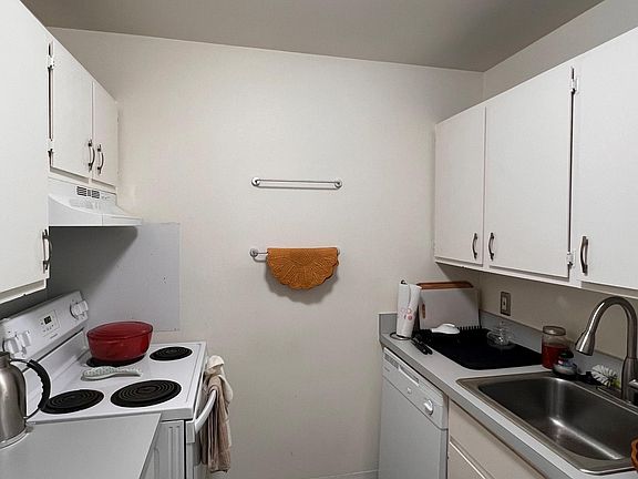 3rd image of 712 W Huron St APT 305