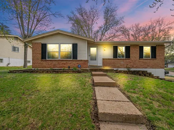 1010 Parkfield Ter, Manchester, MO 63021