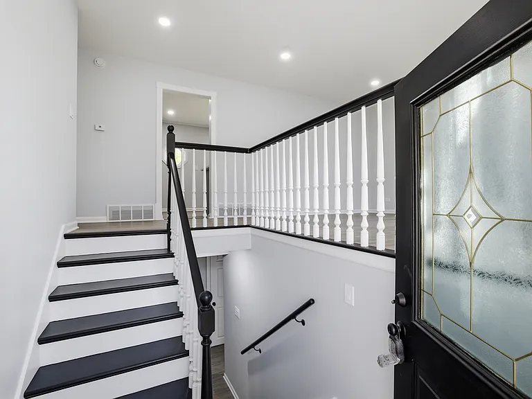 915 Mayfield Dr — Photo 3