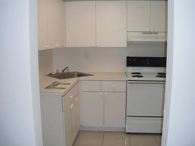 606 W 81st St #1-309 — Photo 2