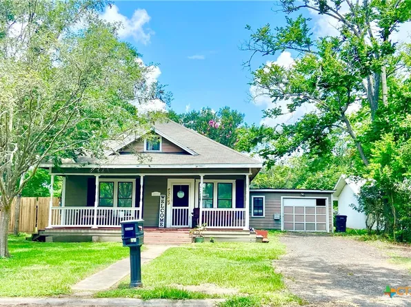 208 W Simons St, Edna, TX 77957