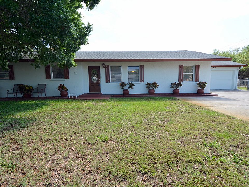 Front of home, 2 car garage