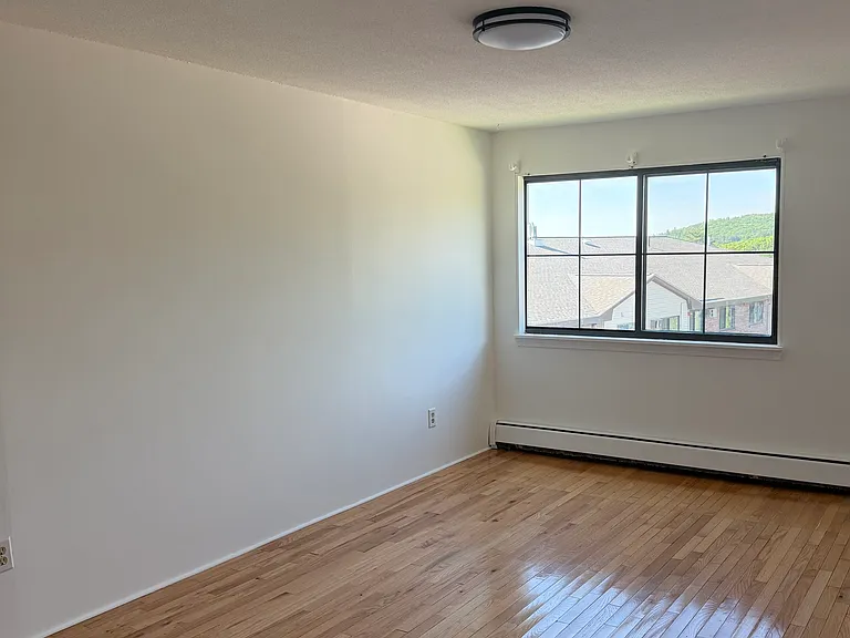 134 Mammoth Rd #28 — Photo 5