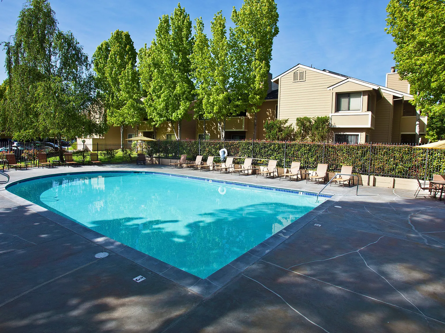 Club Pacifica Apartments — Photo 2