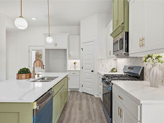 3rd image of 513 Hall St