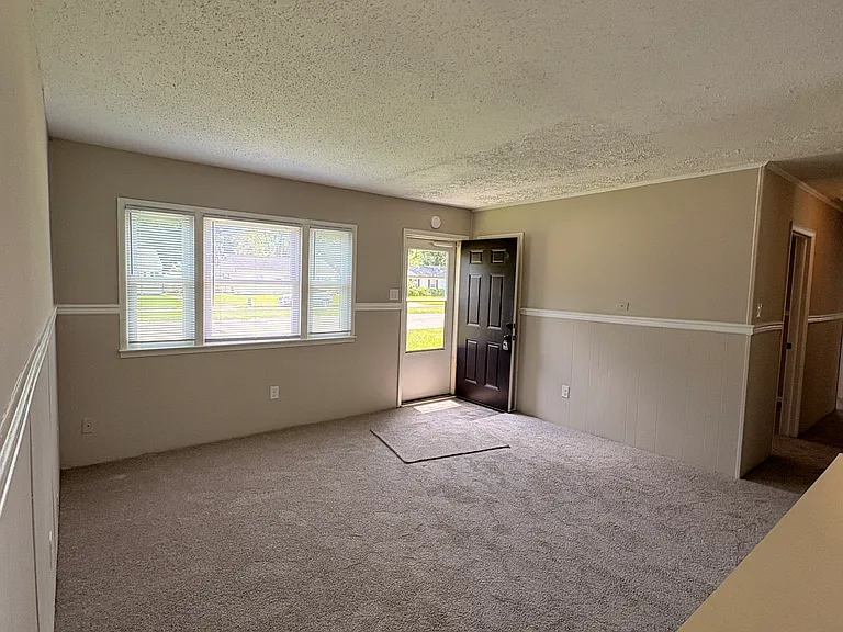 1821 Andrews Blvd — Photo 2