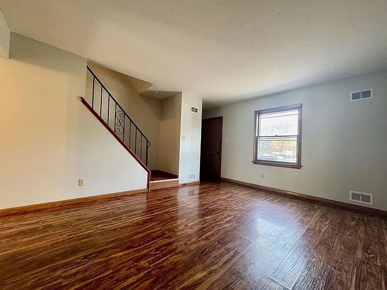 804-810 Powell Ave — Photo 4