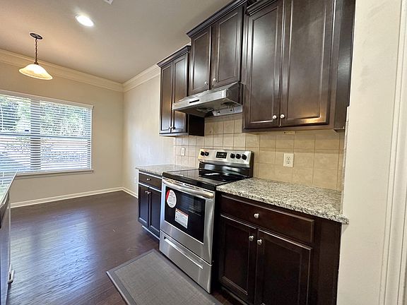 Kitchen w/ breakfast area