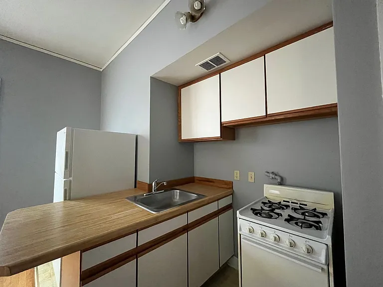 1830 N Oakland Ave — Photo 22