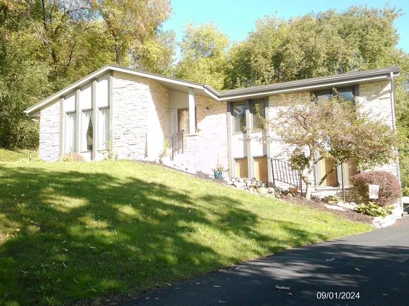 2116 Harris Highland DRIVE, Waukesha, WI 53188