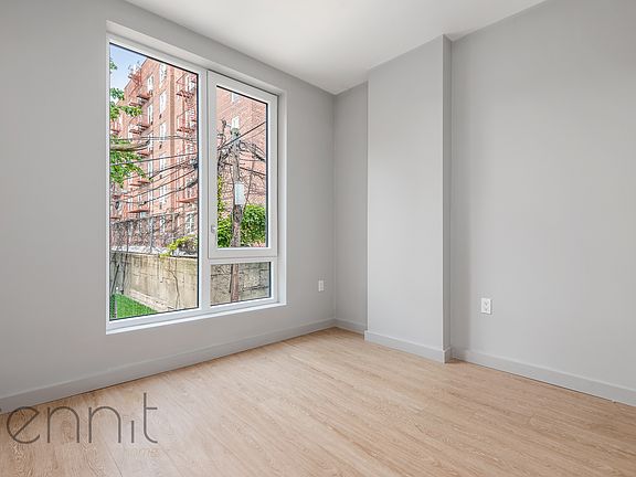 3rd image of 2809 Clarendon Rd #200