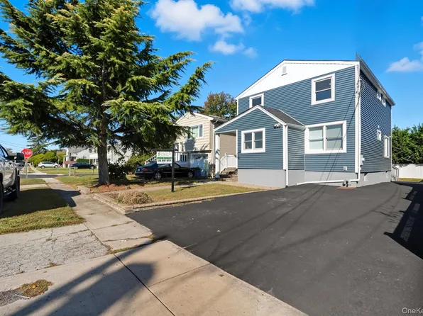 45 Venetian Prom, Lindenhurst, NY 11757