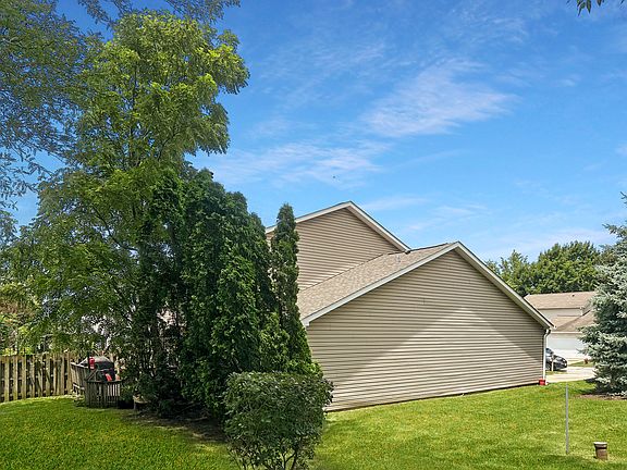 4th image of 260 Tamarack Dr