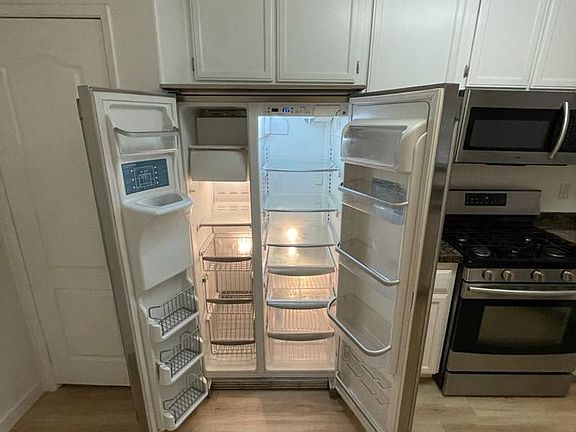 5th image of 7323 Winnetka Ave #106