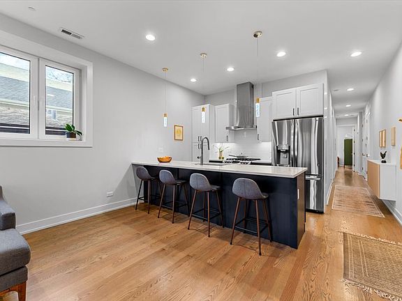 3rd image of 2150 W Foster Ave #2