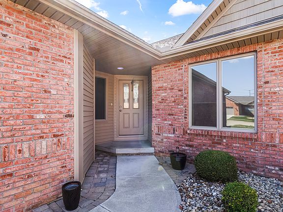 2nd image of 1915 Dunraven Rd