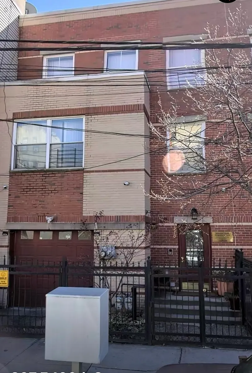 Building Photo - 805 E 170th St #3