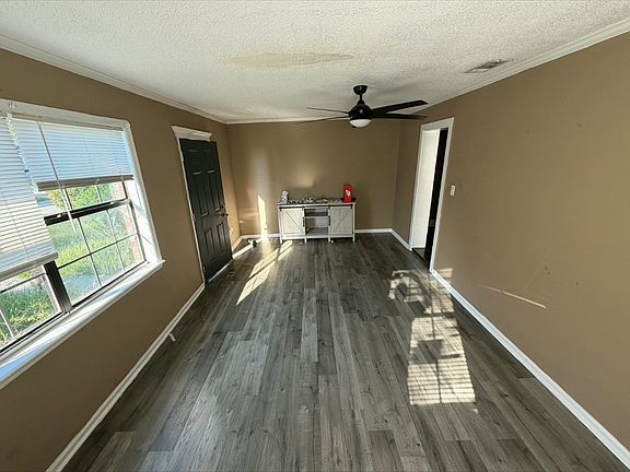 5th image of 1004 Sheppard St