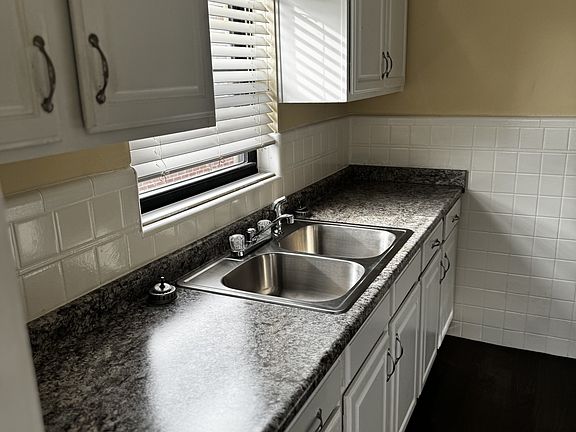 4th image of 3059 Glenmore Ave APT 4