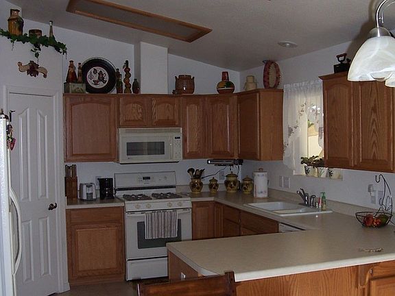 Great Kitchen W/pantry