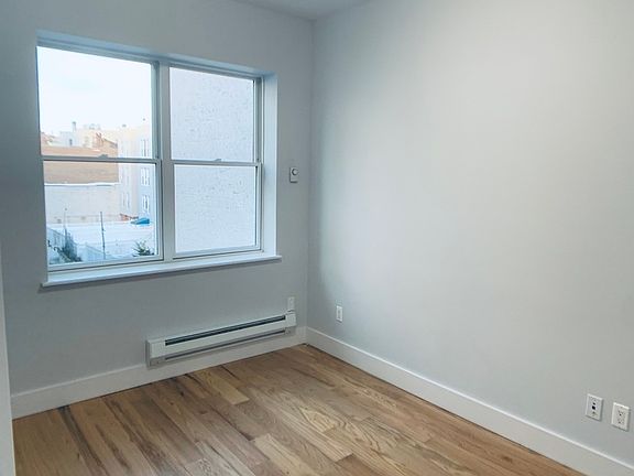 4th image of 494 Jackson Ave #1B