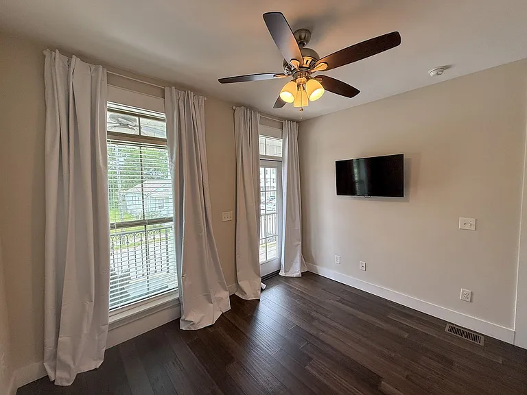517 W Wright St — Photo 20