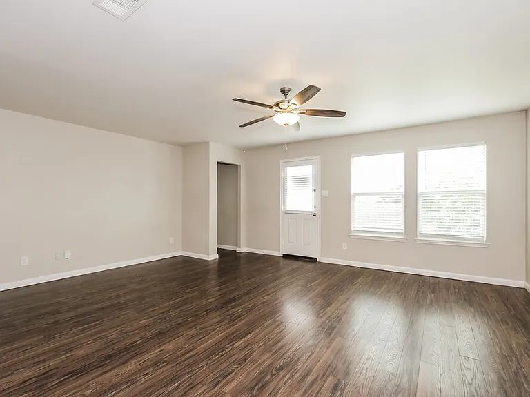 8820 Elk Creek Ln — Photo 4