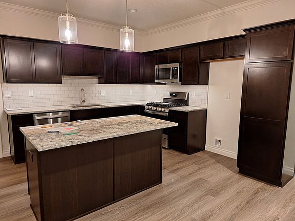 Kitchen includes all appliance including a gas stove!