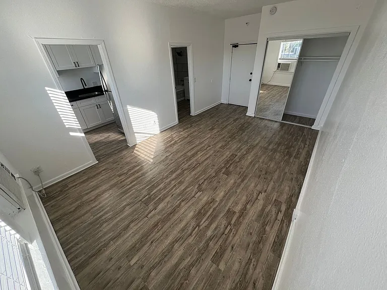 Wilton Way Apartments — Photo 20