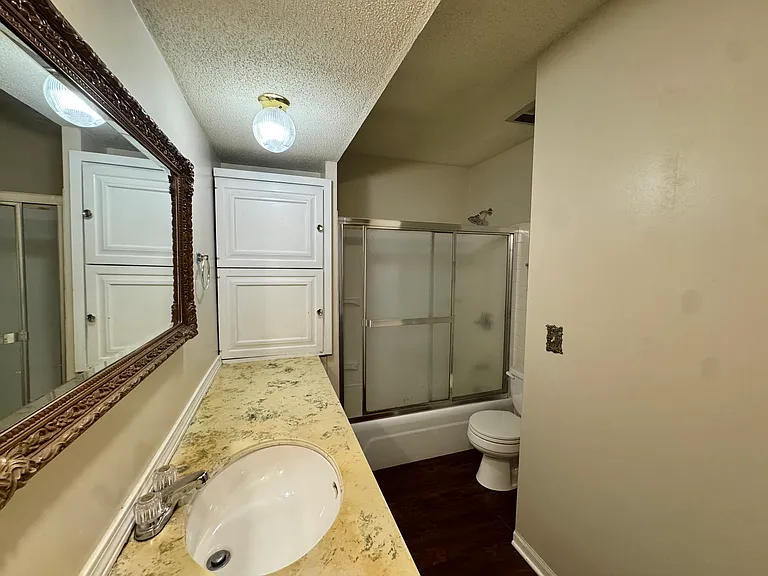 Bathroom 1 (Master)