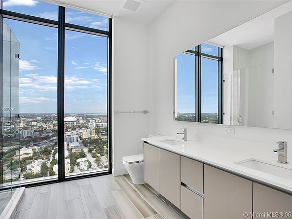 2nd image of 400 NW 1st Ave #4607